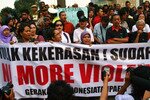 Protesters rally in Jakarta against the Islamic Defenders Front (FPI) on Tuesday (February 14th). People in the Indonesian capital spoke out against violent tactics used by the group after Kalimantan residents moved to block establishment of an FPI branch in their province. [Photo by Pradipta Lakshmi]