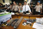 Polisi Indonesia memajang bukti yang diperoleh dari rumah-rumah para terdakwa terkait berbagai rencana usaha pemboman musim semi lalu. Pepi Fernando, yang dituduh otak sel teror itu, dijatuhi hukuman pada hari Senin. [Reuters]