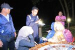 Para petugas Badan Penegak Hukum Maritim Malaysia (MMEA) berbicara dengan seorang wanita Pakistan dan kedua putrinya, yang ditangkap pada tanggal 31 Januari 2012 ketika mereka sedang diselundupkan ke Indonesia. [Foto sumbangan MMEA] 