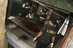 Para anggota regu forensik Indonesia memeriksa vila Bali di mana polisi membunuh lima orang yang dicurigai sebagai militan pada hari Minggu (18 Maret). Para pejabat penanggulangan terorisme berkata pada hari Senin (20 Maret) bahwa para tersangka telah menentukan dan meneliti sasaran yang mereka rencanakan untuk diserang. [Reuters]