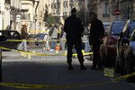 Polisi melakukan penyelidikan dekat Kedutaan Besar Indonesia di Paris di mana sebuah paket bom meledak pada hari Rabu (21 Maret). Paket itu ditemukan oleh seorang pegawai yang memindahkannya dari bangunan di Rue Cortambert di arondisemen (daerah) 16, Paris. [Benoit Tessier/Reuters]