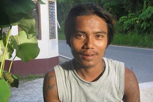 Pekerja Myanmar “Yao” berkata dia mengharapkan 70% pekerja dari Myanmar meninggalkan Phuket. Namun demikian, beberapa warga yang kebanyakan dari etnis Mon bekerja di Thailand secara ilegal dan pemerintah Myanmar tidak mengakui semua penduduk sebagai warga negara, menyebabkan banyak pekerja migran tidak memiliki kewarganegaraan. [Somchai Huasaikul/Khabar]
