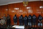 Police present six of the seven suspects arrested in connection with the September 2011 bombings in Ambon, at Maluku Province Police Headquarters on May 21st. [Petrus Oratmangun/Khabar]