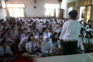 Para murid di SMA Negeri 2 di Madiun, Jawa Timur mendengarkan anggota staf Lembaga Anak Bangsa Cerdas (LABC) berbicara mengenai bahaya pemakaian narkoba dan merokok. [Yenny Herawati/Khabar] 