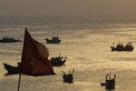  Kapal-kapal nelayan terlihat dekat kepulauan Ly Son Vietnam pada tanggal 10 April 2012. Pada bulan sebelumnya, Cina menahan 21 nelayan Vietnam beserta dua kapal mereka ketika berlayar di perairan sekitar Kepulauan Paracel. Cina dan beberapa negara di kawasan tersebut, termasuk Vietnam, saling klaim sebagian dari Laut Cina Selatan dan beberapa pulau terpencil. [Reuters/Kham] 