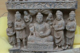 Buddhist sculptures from the ancient Gandhara Kingdom, located in present-day Pakistan, are shown in this June 23rd, 2005 File photo. Pakistan has begun sharing its vast collection of Buddhist artefacts with museums in Sri Lanka. [Athar Hussain/Reuters]