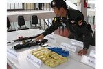 Selain tablet shabu-shabu yang berjumlah hampir 40.000, kepolisian menyita berbagai senjata dan kendaraan. [Ahmad Ramansiriwong/Khabar] 