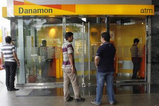 People queue in front of the automatic teller machines of Danamon Bank in Jakarta on June 1st. Indonesian officials say the banking sector and the economy in general will benefit when the sprawling archipelago adopts a single time zone in late October. [Enny Nuraheni/Reuters]