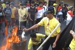 Para petugas di Jombang, Jawa Timur telah membakar narkoba yang disita pada sebuah acara kewaspadaan publik di markas besar polisi pada tanggal 8 Juli. [Michael Watopa/Khabar]. 