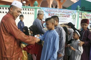 Muslims in Yala greet and congratulate each other  on the arrival of the tenth lunar month and express repentance for any past misdeeds. [Ahmad Ramansiriwong/Khabar]