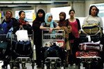 Adi Sumarmo airport in Surakata has been flooded with overseas workers returning home for Idul Fitri, authorities say. [Yenny/Khabar].