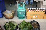 Bahan-bahan narkoba racikan "4x100" di antaranya sirup obat batuk dan daun kratom, yang dapat ditemukan di Thailand. [Foto oleh Ahmad Ramansiriwong/Khabar]