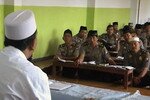 Para anggota Kepolisian Nasional Indonesia di Jombang, Jawa Timur memperhatikan dengan seksama selama kursus singkat pelajaran Islam. Pelatihan itu diadakan pada tanggal 1-10 Agustus di Pesantren Al-Amanah, Jombang, Jawa Timur. [Michael Watopa/Khabar]