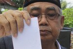 Zaini Abdullah, mantan menteri luar negeri Gerakan Aceh Merdeka (GAM), memberi suaranya di kabupaten Pidie, Provinsi Aceh, pada tanggal 9 April. Zaini memenangkan pemilu dan telah menjabat sebagai gubernur baru di Aceh sejak 25 Juni. [Stringer/Reuters]