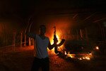 Seorang pria bersenjata mengayun-ayunkan senapannya di dalam kompleks konsulat AS di Benghazi pada hari Selasa. [Esam Al-Fetori/Reuters]