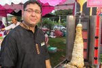 Mohammad Butt, seorang warga Kashmir yang bermukim di Thailand, mewakili Hotel Royal Paradise di Pameran Halal Phuket untuk memasarkan berbagai makanan halal di hotel itu. [Foto oleh Somchai Huasaikul untuk Khabar]