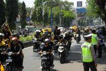 Ribuan peserta Pencak Silat mengelilingi Madiun pada tanggal 2 September 2012 untuk “konvoi pejuang” tahunan, yang diadakan setelah Idul Fitri. [Yenny Herawati/Khabar].