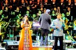 Penyanyi Rafika Duri dan Harvey Malaiholo menyanyikan "Harmoni Yang Indah", gubahan Presiden Susilo Bambang Yudhoyono, di sebuah konser yang dipentaskan pada tanggal 11 dan 12 September di Jakarta. [Cempaka Kaulika/Khabar].