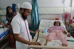 Sumalee Yeesaman sedang diperiksa oleh dokternya di Rumah Sakit Pattani. Yeesaman cedera parah dan putranya, pencari nafkah satu-satunya bagi keluarga itu, terbunuh saat terduga pemberontak menyerang daerah perbelanjaan Kotamadya Taluban yang padat pada hari Jumat (21 September). Setelah pada awalnya menyerang dengan senapan, para terduga meledakkan bom kuat berbobot 50 kg, membunuh enam orang dan mencederai lebih dari 50 orang lainnya. [Foto oleh Bas Pattani/Khabar]