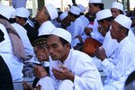 Para Umat Muslim melaksanakan shalat khusus untuk Bali yang damai dan sejahtera di Masjid Agung Sudirman di Denpasar pada tanggal 16 September. [Foto: Ni Komang Erviani/Khabar]