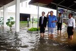 Presiden Susilo Bambang Yudhoyono, kedua dari kiri, dan Menteri Luar Negeri Marty Natalegawa, paling kiri, memeriksa banjir di istana presiden, 17 Januari. [AFP/Edaran Kantor Presiden/Anung]