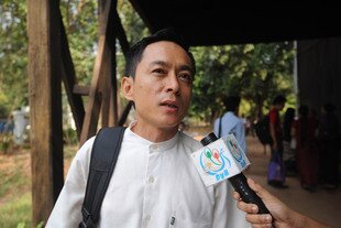 Pemimpin Redaksi The Voice, Kyaw Min Swe, berbicara kepada wartawan setelah meninggalkan sidang pemeriksaan atas dirinya, Kamis (31 Januari) di Yangon. Sebagai tanda dikuranginya tekanan pada media di negara itu, sebuah kasus pencemaran nama baik terhadap kementerian negara oleh The Voice dihentikan. [Soe Win Dari/AFP]