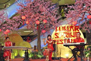 Tiga pemain musik berpentas dalam Festival Bulan Semi pada tanggal 10 Februari di Grand Indonesia, salah satu mal terbesar di Jakarta. Lagu-lagu tradisional Cina menandai kedatangan Imlek, Tahun Baru Cina. [Cempaka Kaulika/Khabar].