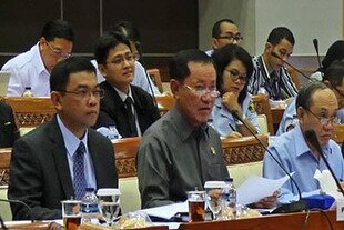 Minister of Law and Human Rights Amir Syamsudin (front, second from left) addresses the legislative committee tasked with drafting Indonesia's new law on terrorism financing on February 11th. The bill was passed into law by the House of Representatives the following day. [Okky D.Feliantiar/Khabar].