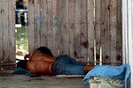 Seorang pria bersenjata Sulu terkapar mati di tanah setelah baku tembak dengan pasukan Malaysia di Desa Simunul, Senin (4 Maret). Malaysia telah meningkatkan keamanan di negara bagian di wilayah timur ini. Sampai saat ini, sedikitnya 60 orang telah dilaporkan tewas dalam bentrokan. [Stringer/AFP].