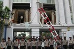 Polisi menjaga Hotel Ritz Carlton di Jakarta Selatan setelah hotel tersebut dan hotel di dekatnya, J.W. Marriott, terkena serangan bom bunuh diri ganda pada tanggal 17 Juli 2009. Semua anggota ASEAN sekarang telah meratifikasi pakta penanggulangan terorisme blok regional. [Ismira Lutfia Tisnadibrata/Khabar].