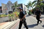 Polisi Indonesia berpatroli di dekat tugu peringatan korban pemboman Bali 2002 pada tanggal 11 Oktober 2012. Bali sedang meningkatkan keamanan menjelang KTT APEC pada bulan Oktober. [Sonny Tumbelaka/AFP]
