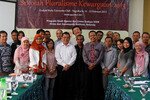 Para peserta dalam kursus pluralisme dan kewargaan yang pertama kalinya diadakan di Universitas Gadjah Mada di Yogyakarta berpose untuk foto kelompok pada akhir program. [Okky D. Feliantiar/Khabar]