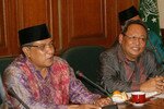 Ketua Nahdlatul Ulama (NU) Said Aqil Siroj berbicara pada pertemuan pada tanggal 12 Februari di markas NU di Jakarta dengan Sudibyo Alimoeso, ketua Badan Kependudukan dan Keluarga Berencana Nasional (BKKBN) (kanan). Keduanya membahas kenaikan usia pernikahan minimal bagi anak perempuan dari 16 menjadi 18 tahun, di antara beberapa topik lainnya. [Foto dari BKKBN]