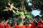Umat Hindu di Bali mengusung patung yang dikenal sebagai "Ogoh-Ogoh" dalam sebuah prosesi di Denpasar pada tanggal 11 Maret, satu hari sebelum Hari Nyepi. [Sonny Tumbleka/AFP].