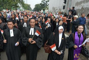 Sekitar 300 pemimpin agama minoritas Syiah Indonesia termasuk para ulama Syiah, para pengikut Ahmadiyah dan para anggota gereja Kristen Batak Protestan berpawai di depan parlemen, Senin (8 April). Memprotes intoleransi beragama dan diskriminasi di negara ini, mereka berteriak 