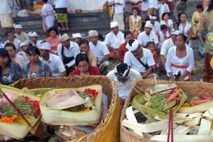 Balinese Hindus perform prayers in Jagatnatha Temple in Denpasar on Galungan, March 27, 2013. [Ni Komang Erviani/Khabar].