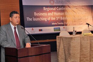 Marzuki Darusman, direktur eksekutif Pusat Sumber Daya Hak Asasi Manusia ASEAN (HRRC), berbicara saat peluncuran studi terbaru dari lembaga ini mengenai bisnis dan hak asasi manusia, di Hotel Four Seasons di Jakarta pada tanggal 9 April. [Wella Sherlita/Khabar].