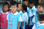 Para pelajar di Sekolah Ban Luboluesong, subdistrik Asong, kembali bersekolah minggu lalu, bersama dengan semua sekolah pendidikan dasar lainnya di negara itu. Para guru berharap bahwa peningkatan keamanan akan memungkinkan mereka untuk tetap fokus pada pembelajaran. [Rapee Mama/Khabar]