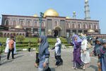 Orang-orang mengunjungi Masjid Kubah Emas di Depok, Jawa Barat pada tanggal 5 Mei. Seorang komandan militer di wilayah itu mengatakan tidak ada kamp teror di Provinsi Jawa Barat [Adek Berry/AFP]