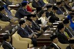 Para anggota DPR mendengarkan pidato Presiden Susilo Bambang Yudhoyono kepada parlemen di Jakarta, 16 Agustus 2012, malam sebelum hari kemerdekaan Indonesia. Pada bulan Februari 2013, para anggota DPR mengesahkan suatu undang-undang yang sudah lama diusahakan untuk menghentikan pendanaan terorisme, namun, masih ada pertanyaan tentang cara penerapannya. [Bay Ismoyo/AFP]