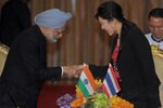 Perdana Menteri Thailand Yingluck Shinawatra (kanan) berjabat tangan dengan mitranya dari India Manmohan Singh setelah konferensi pers di Gedung Pemerintah di Bangkok pada tanggal 30 Mei. Kedua belah pihak sepakat untuk melakukan perjanjian ekstradisi, kesepakatan kedua yang telah dilakukan India tahun ini, menyusul satu perjanjian dengan Bangladesh. [Pornchai Kittiwongsakul/AFP]
