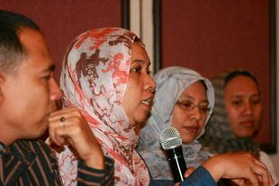Norma Manalu, an activist from Aceh, speaks at a June 4th gathering about women's rights in Aceh, at Hotel Acacia in Jakarta. [Elisabeth Oktofani /Khabar].