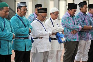 Para peziarah melakukan manasik haji di pusat pelatihan di Jakarta sebelum berangkat naik haji pada bulan Oktober 2011. Kontingen Indonesia tahun ini akan turun 20% karena pengurangan kuota haji oleh Arab Saudi. [Bay Ismoyo / AFP] 