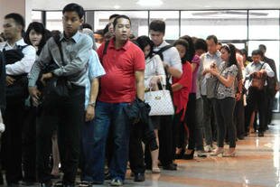 Thousands of job seekers stand in line at a job fair in Jakarta in September 2012. A similar event held June 10th-13th in Pekanbaru offered more than 9,000 openings. [Ismoyo/AFP]