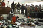 Polisi memamerkan berbagai bom rakitan, amunisi, dan senjata di markas polisi Poso pada tanggal 2 November 2012. Barang-barang itu disita dalam operasi antiteror dua hari sebelumnya. Setelah serangan bom bunuh diri pada tanggal 3 Juni, warga Poso makin mengkhawatirkan tentang terorisme di wilayah tersebut. [Achun/AFP]