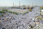 Peziarah Muslim melakukan shalat siang di luar Masjid Namera di dataran Arafat, pinggiran Mekkah pada Oktober 2012, dalam ibadah haji tahunan. [Fayez Nureldine/AFP].