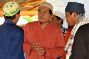 Ali Fauzi (centre) talks to fellow worshippers in the Baitul Muttaqin mosque in Tenggulun, West Java on November 7th, 2008. [Adek Berry/AFP]
