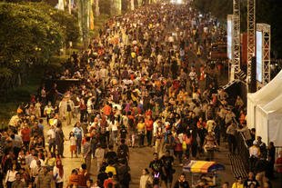 Ratusan ribu warga Jakarta memadati jalan Thamrin dan Sudirman pada tanggal 22 Juni untuk menghadiri Malam Muda-Mudi, bagian dari ulang tahun ke-468 kota tertua di Indonesia. [Ratna Puspita/Khabar].