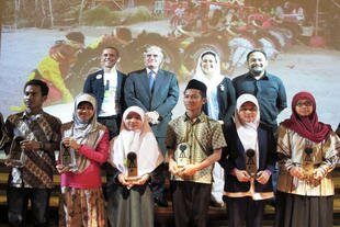 Festival winners and participants pose with Indonesia country director of Search for Common Ground Scott Cunliffe, Dutch Ambassador to Indonesia Tjeerd de Zwaan, Yenny Wahid, and film director Rako Prijanto. [Ismira Lutfia Tisnadibrata/Khabar]