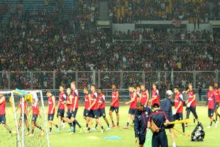The Arsenal squad attends an open training at Jakarta's Gelora Bung Karno Main Stadium on July 13th. [Zahara Tiba/Khabar]